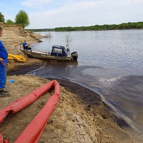 Спасатели РОССОЮЗСПАСа приступили к сбору нефтепродуктов с поверхности Оки.