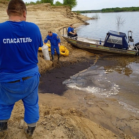 Спасатели РОССОЮЗСПАСа приступили к сбору нефтепродуктов с поверхности Оки.
